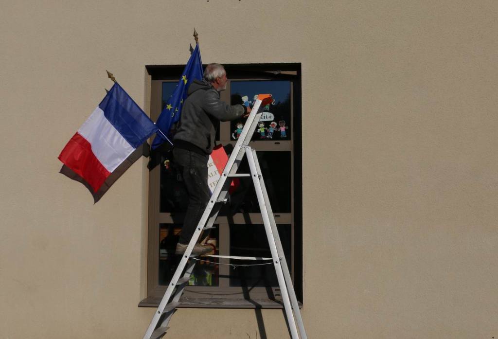 Pavoisement de l’école primaire de Chailly